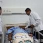 Caption: Dirjenpas (Mashudi) saat menyambangi petugas Lapas Nabire yang dirawat di rumah sakit akibat dianiaya napi dengan senjata tajam. 