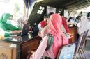 Caption: tampak petugas Puskemas Kamoning saat mendata dan memberikan layanan cek kesehatan gratis kepada masyarakat, (dok. regamedianews). 