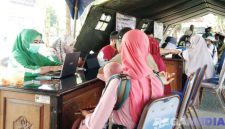 Caption: tampak petugas Puskemas Kamoning saat mendata dan memberikan layanan cek kesehatan gratis kepada masyarakat, (dok. regamedianews). 