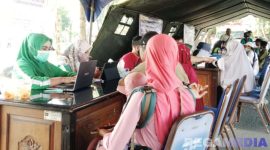 Caption: tampak petugas Puskemas Kamoning saat mendata dan memberikan layanan cek kesehatan gratis kepada masyarakat, (dok. regamedianews). 