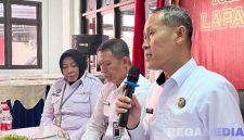 Caption: Kepala Kanwil Ditjenpas Jawa Timur (Kadiyono) saat memberikan pengarahan kepada tiga UPT Pemasyarakatan di Pamekasan. 
