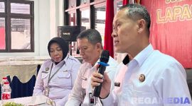 Caption: Kepala Kanwil Ditjenpas Jawa Timur (Kadiyono) saat memberikan pengarahan kepada tiga UPT Pemasyarakatan di Pamekasan. 