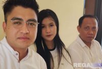 Caption: korban penganiayaan (Veriska Zahratus Shita) didampingi dua kuasa hukumnya saat di Mapolres Sampang, (dok. regamedianews). 