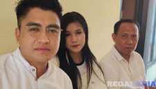 Caption: korban penganiayaan (Veriska Zahratus Shita) didampingi dua kuasa hukumnya saat di Mapolres Sampang, (dok. regamedianews). 