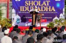 Caption: KH Achmad Busairi saat menyampaikan khutbah Idul Adha dihadapan warga binaan Lapas Narkotika Pamekasan. 
