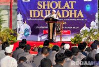 Caption: KH Achmad Busairi saat menyampaikan khutbah Idul Adha dihadapan warga binaan Lapas Narkotika Pamekasan. 