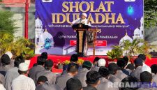 Caption: KH Achmad Busairi saat menyampaikan khutbah Idul Adha dihadapan warga binaan Lapas Narkotika Pamekasan. 