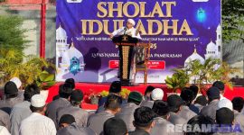 Caption: KH Achmad Busairi saat menyampaikan khutbah Idul Adha dihadapan warga binaan Lapas Narkotika Pamekasan. 