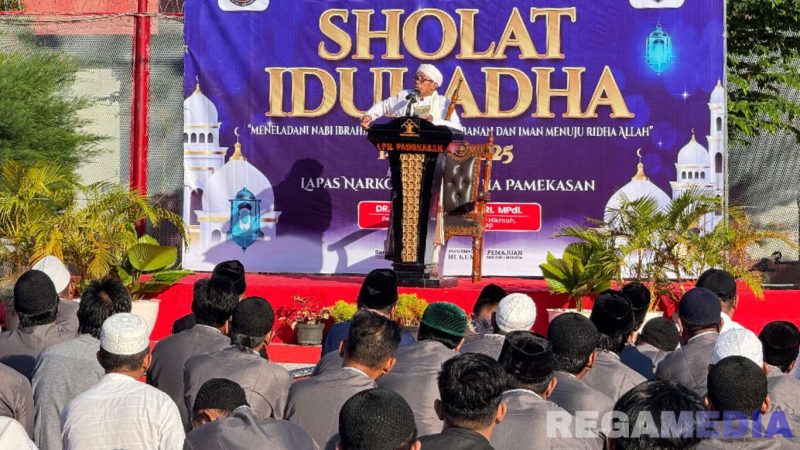 Caption: KH Achmad Busairi saat menyampaikan khutbah Idul Adha dihadapan warga binaan Lapas Narkotika Pamekasan. 
