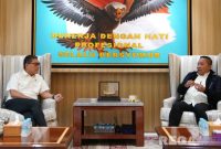 Caption: Bupati Sampang (H. Slamet Junaidi) saat membahas program prioritas nasional kepada Kepala Staf Kepresidenan (Letjen TNI Purn. AM Putranto). 