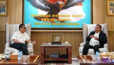 Caption: Bupati Sampang (H. Slamet Junaidi) saat koordinasi program prioritas nasional dengan Kepala Staf Kepresidenan (Letjen TNI Purn. AM Putranto). 