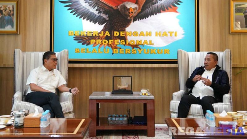 Caption: Bupati Sampang (H. Slamet Junaidi) saat membahas program prioritas nasional kepada Kepala Staf Kepresidenan (Letjen TNI Purn. AM Putranto). 