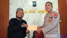 Caption: Kapolsek Omben (Iptu Sujinarto) saat menyerahkan surat izin keramaian kepada ketua panitia pelaksana haul, di ruang kerjanya, (dok. regamedianews). 