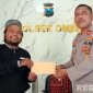 Caption: Kapolsek Omben (Iptu Sujinarto) saat menyerahkan surat izin keramaian kepada ketua panitia pelaksana haul, di ruang kerjanya, (dok. regamedianews). 