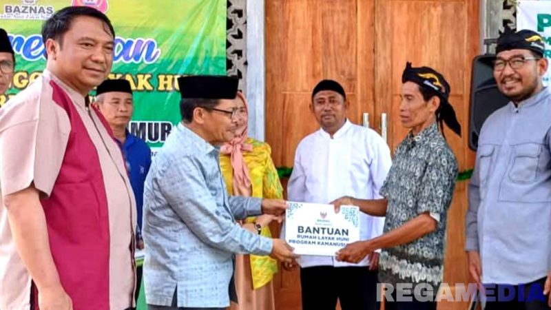 Caption: Penyerahan Bantuan Rumah Mahyani oleh Baznas Provinsi Gorontalo, kepada salah satu penerima bantuan pada tahun 2023 yang lalu.