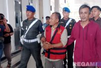 Caption: petugas Kejaksaan Negeri Bangkalan tampak mengawal tersangka baru dalam kasus korupsi PD Sumber Daya, (dok. regamedianews). 