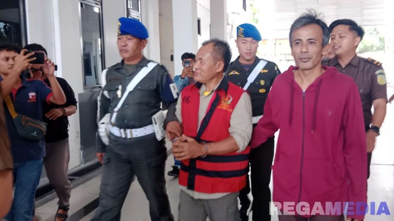 Caption: petugas Kejaksaan Negeri Bangkalan tampak mengawal tersangka baru dalam kasus korupsi PD Sumber Daya, (dok. regamedianews). 