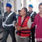 Caption: petugas Kejaksaan Negeri Bangkalan tampak mengawal tersangka baru dalam kasus korupsi PD Sumber Daya, (dok. regamedianews). 
