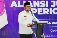 Caption: Wakil Bupati Sampang (Ra Mahfud) saat sambutan dalam acara pengukuhan Aliansi Jurnalis Sampang  periode 2025-2027, (sumber foto, Diskominfo Sampang). 