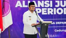 Caption: Wakil Bupati Sampang (Ra Mahfud) saat sambutan dalam acara pengukuhan Aliansi Jurnalis Sampang  periode 2025-2027, (sumber foto, Diskominfo Sampang). 
