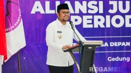 Caption: Wakil Bupati Sampang (Ra Mahfud) saat sambutan dalam acara pengukuhan Aliansi Jurnalis Sampang  periode 2025-2027, (sumber foto, Diskominfo Sampang). 