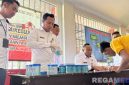 Caption: petugas Lapas Narkotika Pamekasan tengah melakukan pendataan dan pemeriksaan hasil test urine warga binaan / narapidana. 
