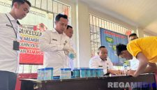 Caption: petugas Lapas Narkotika Pamekasan tengah melakukan pendataan dan pemeriksaan hasil test urine warga binaan / narapidana. 