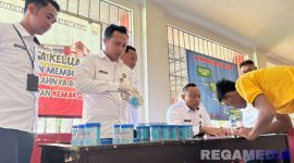 Caption: petugas Lapas Narkotika Pamekasan tengah melakukan pendataan dan pemeriksaan hasil test urine warga binaan / narapidana. 