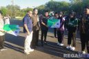 Caption: Bupati Sumenep didampingi Kepala BPJS Ketenagakerjaan Sumenep menyerahkan kartu kepesertaan kepada atlet KONI secara simbolis. 