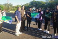 Caption: Bupati Sumenep didampingi Kepala BPJS Ketenagakerjaan Sumenep menyerahkan kartu kepesertaan kepada atlet KONI secara simbolis. 