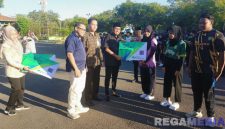 Caption: Bupati Sumenep didampingi Kepala BPJS Ketenagakerjaan Sumenep menyerahkan kartu kepesertaan kepada atlet KONI secara simbolis. 
