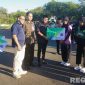 Caption: Bupati Sumenep didampingi Kepala BPJS Ketenagakerjaan Sumenep menyerahkan kartu kepesertaan kepada atlet KONI secara simbolis. 