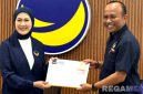 Caption: Ketua DPW Partai NasDem Jawa Timur (Lita Machfud Arifin) menyerahkan SK perpanjangan kepada Ketua DPD Partai NasDem Sampang (Surya Noviantoro). 