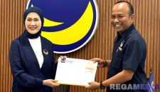 Caption: Ketua DPW Partai NasDem Jawa Timur (Lita Machfud Arifin) menyerahkan SK perpanjangan kepada Ketua DPD Partai NasDem Sampang (Surya Noviantoro). 
