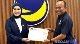 Caption: Ketua DPW Partai NasDem Jawa Timur (Lita Machfud Arifin) menyerahkan SK perpanjangan kepada Ketua DPD Partai NasDem Sampang (Surya Noviantoro). 