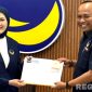 Caption: Ketua DPW Partai NasDem Jawa Timur (Lita Machfud Arifin) menyerahkan SK perpanjangan kepada Ketua DPD Partai NasDem Sampang (Surya Noviantoro). 