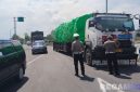 Caption: anggota Satlantas Polres Sampang saat menertibkan truk Odol yang melintas di Jalan Lingkar Selatan (JLS). 