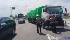 Caption: anggota Satlantas Polres Sampang saat menertibkan truk Odol yang melintas di Jalan Lingkar Selatan (JLS). 