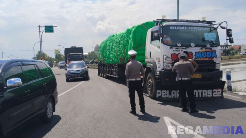 Caption: anggota Satlantas Polres Sampang saat menertibkan truk Odol yang melintas di Jalan Lingkar Selatan (JLS). 