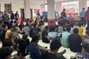 Caption: petugas Lapas Narkotika Pamekasan melakukan pendataan terhadap napi pindahan dari Rutan Bangkalan dan Rutan Surabaya. 