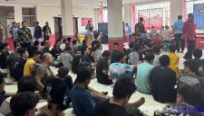 Caption: petugas Lapas Narkotika Pamekasan melakukan pendataan terhadap napi pindahan dari Rutan Bangkalan dan Rutan Surabaya. 