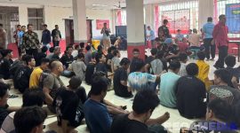 Caption: petugas Lapas Narkotika Pamekasan melakukan pendataan terhadap napi pindahan dari Rutan Bangkalan dan Rutan Surabaya. 