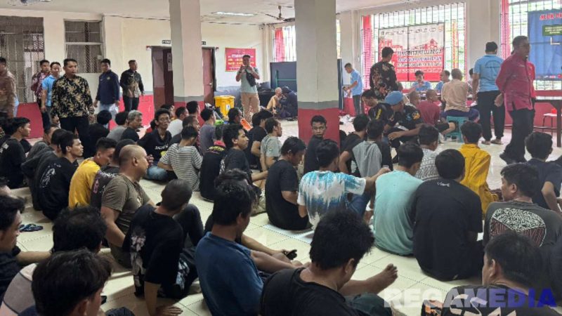 Caption: petugas Lapas Narkotika Pamekasan melakukan pendataan terhadap napi pindahan dari Rutan Bangkalan dan Rutan Surabaya. 