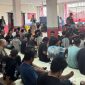 Caption: petugas Lapas Narkotika Pamekasan melakukan pendataan terhadap napi pindahan dari Rutan Bangkalan dan Rutan Surabaya. 