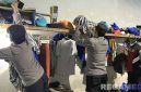 Caption: personel Polres Sampang saat melakukan penggeledahan barang didalam kamar hunian warga binaan Rutan Sampang. 