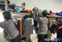 Caption: personel Polres Sampang saat melakukan penggeledahan barang didalam kamar hunian warga binaan Rutan Sampang. 