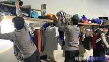 Caption: personel Polres Sampang saat melakukan penggeledahan barang didalam kamar hunian warga binaan Rutan Sampang. 