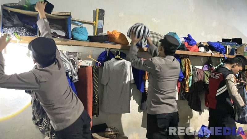 Caption: personel Polres Sampang saat melakukan penggeledahan barang didalam kamar hunian warga binaan Rutan Sampang. 