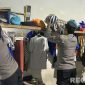 Caption: personel Polres Sampang saat melakukan penggeledahan barang didalam kamar hunian warga binaan Rutan Sampang. 