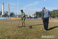 Caption: persiapan menuju Porprov Jatim 2025, atlet KONI Sampang cabor woodball, tengah melakukan latihan di Alun-Alun Trunojoyo, (dok. regamedianews). 